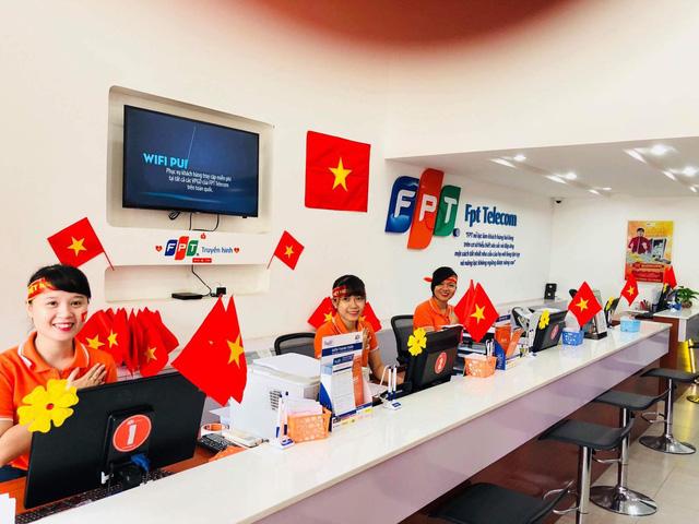 Điểm giao dịch Fpt HCM tặng cờ Việt Nam cho khách hàng