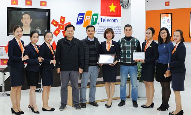 Phó TGĐ Fpt Telecom Chu Hùng Thắng trao thưởng thành tích chăm sóc khách hàng tốt cho VP FPT 48 Vạn Bảo